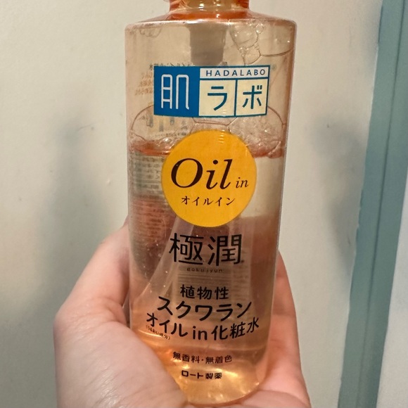 HadaLabo Oil In Lotion - Picture 2 of 2